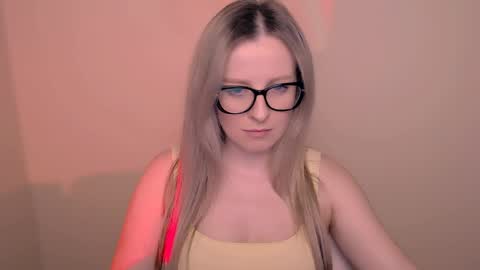 Snapshot of vanillaex_ chatting on 04/05/26, 06:16 Mia online show from 04/05/26, 06:16