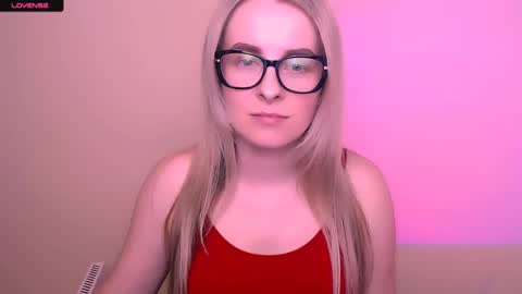 Snapshot of vanillaex_ chatting on 05/05/26, 12:24 Mia online show from 05/05/26, 12:24