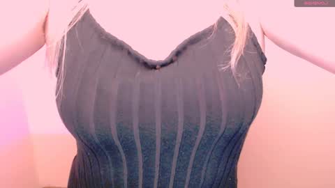 Snapshot of vanillaex_ chatting on 05/22/26, 04:34 Mia online show from 05/22/26, 04:34