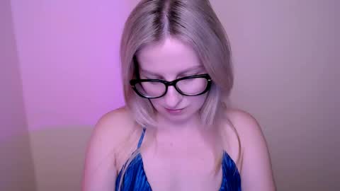 Snapshot of vanillaex_ chatting on 05/27/26, 04:48 Mia online show from 05/27/26, 04:48