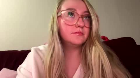 Snapshot of vanillapuddingpie chatting on 12/13/24, 01:37 vanillapuddingpie online show from 12/13/24, 01:37