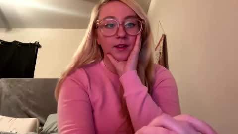 Snapshot of vanillapuddingpie chatting on 01/19/25, 02:57 vanillapuddingpie online show from 01/19/25, 02:57