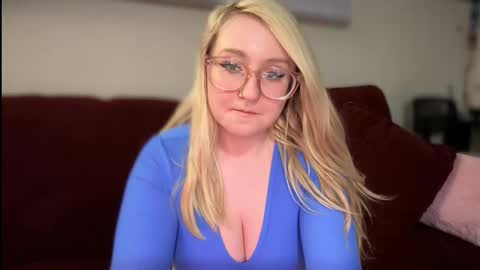 Snapshot of vanillapuddingpie chatting on 02/28/25, 03:59 vanillapuddingpie online show from 02/28/25, 03:59