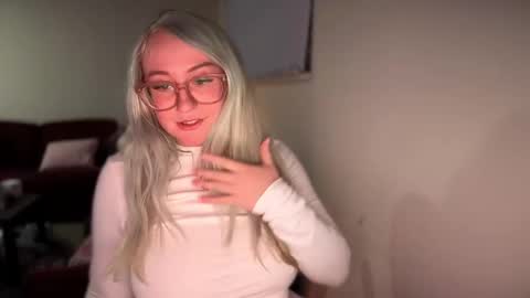 Snapshot of vanillapuddingpie chatting on 11/12/25, 01:28 vanillapuddingpie online show from 11/12/25, 01:28