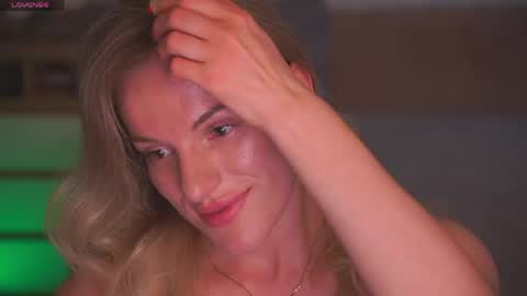 Snapshot of vanille_mystery chatting on 06/09/26, 11:16 Sophie online show from 06/09/26, 11:16