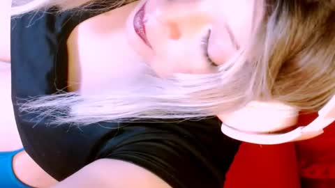 Snapshot of vanne_amet chatting on 04/21/26, 02:04 free follow me online show from 04/21/26, 02:04