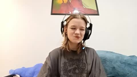 Snapshot of vannessablumer chatting on 09/25/25, 11:47 Viola online show from 09/25/25, 11:47