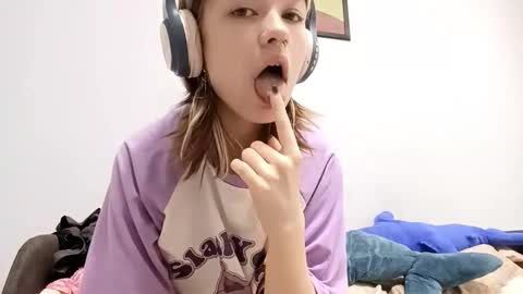 Snapshot of vannessablumer chatting on 10/05/25, 07:50 Viola online show from 10/05/25, 07:50