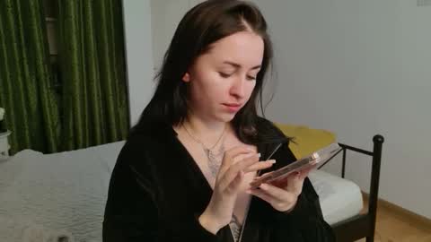 Snapshot of vaolietkat chatting on 04/28/26, 12:43 vaolietkat online show from 04/28/26, 12:43