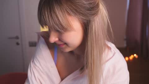 Snapshot of variety_moments chatting on 12/15/24, 04:07 Heeeeey Im Hanna the art of tease  online show from 12/15/24, 04:07