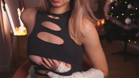 Snapshot of variety_moments chatting on 12/25/24, 03:40 Heeeeey Im Hanna the art of tease  online show from 12/25/24, 03:40