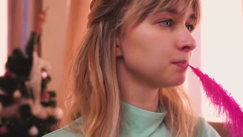 Snapshot of variety_moments chatting on 12/26/24, 06:52 Heeeeey Im Hanna the art of tease  online show from 12/26/24, 06:52