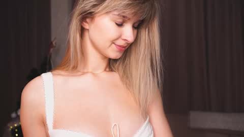 Snapshot of variety_moments chatting on 12/28/24, 03:59 Heeeeey Im Hanna the art of tease  online show from 12/28/24, 03:59