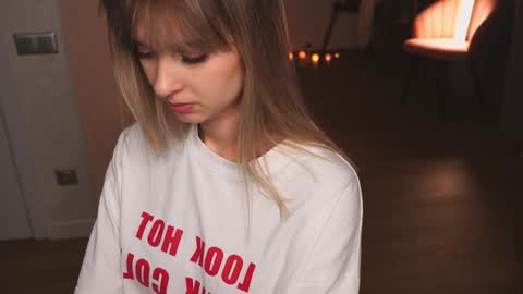 Snapshot of variety_moments chatting on 01/27/25, 03:18 Heeeeey Im Hanna the art of tease  online show from 01/27/25, 03:18