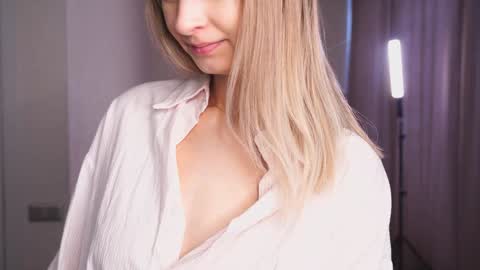 Snapshot of variety_moments chatting on 02/09/25, 04:04 Heeeeey Im Hanna the art of tease  online show from 02/09/25, 04:04