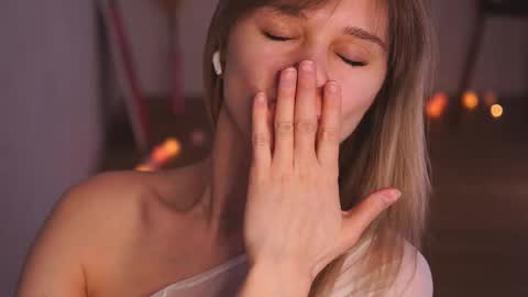 Snapshot of variety_moments chatting on 02/20/25, 08:28 Heeeeey Im Hanna the art of tease  online show from 02/20/25, 08:28