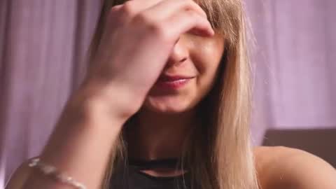 Snapshot of variety_moments chatting on 02/22/25, 07:34 Heeeeey Im Hanna the art of tease  online show from 02/22/25, 07:34