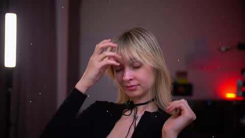 Snapshot of variety_moments chatting on 12/22/25, 04:48 Heeeeey Im Hanna the art of tease online show from 12/22/25, 04:48