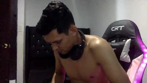 Snapshot of varonelite chatting on 07/10/26, 05:01 Andres online show from 07/10/26, 05:01
