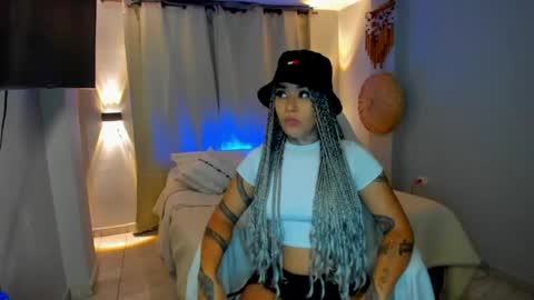 Snapshot of vayolett_bass chatting on 05/03/26, 03:23 Vayolett Bass online show from 05/03/26, 03:23