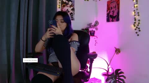 Snapshot of vayolett_dakotta chatting on 04/07/26, 04:24 Vayolett online show from 04/07/26, 04:24