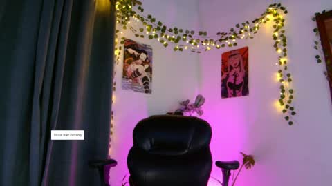 Snapshot of vayolett_dakotta chatting on 04/09/26, 02:11 Vayolett online show from 04/09/26, 02:11