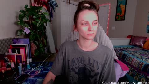 Snapshot of veeweatherbee chatting on 01/27/25, 10:38 Violet Weatherbee online show from 01/27/25, 10:38