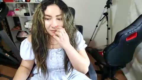 Snapshot of vellarossa chatting on 04/28/26, 04:39 Im VelaI will be Christmas and New Year with my family December 22 to January 13 I will miss you guys. online show from 04/28/26, 04:39