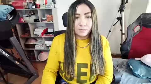 Snapshot of vellarossa chatting on 05/16/26, 03:00 Im VelaI will be Christmas and New Year with my family December 22 to January 13 I will miss you guys. online show from 05/16/26, 03:00