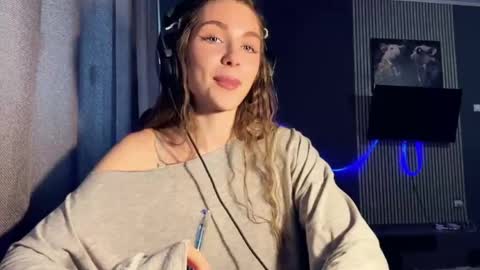 Snapshot of veluxe chatting on 03/15/26, 12:22 Nia online show from 03/15/26, 12:22