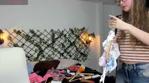 Snapshot of velvet__moon chatting on 03/13/26, 04:08 Sophi online show from 03/13/26, 04:08