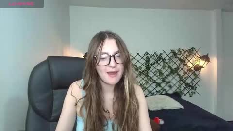 Snapshot of velvet__moon chatting on 03/17/26, 12:26 Sophi online show from 03/17/26, 12:26