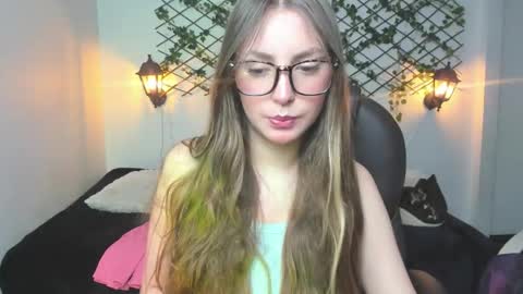 Snapshot of velvet__moon chatting on 03/25/26, 12:38 Sophi online show from 03/25/26, 12:38