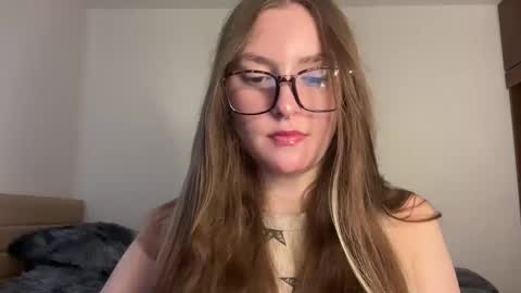 Snapshot of velvet__moon chatting on 05/04/26, 09:55 Sophi online show from 05/04/26, 09:55