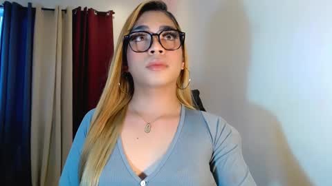 velvet_delux69 online show from 10/11/25, 11:03