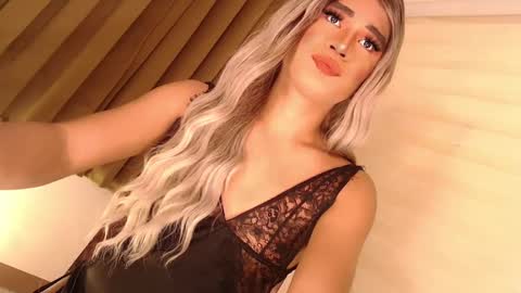 Snapshot of velvet_fux chatting on 12/13/24, 05:16 Richy will make you fall in love online show from 12/13/24, 05:16