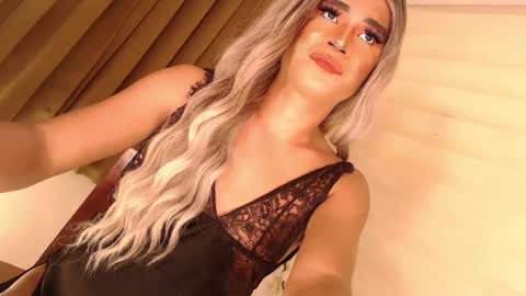 Snapshot of velvet_fux chatting on 12/13/24, 08:20 Richy will make you fall in love online show from 12/13/24, 08:20