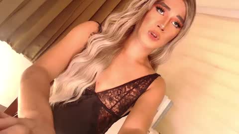 Snapshot of velvet_fux chatting on 12/18/24, 01:23 Richy will make you fall in love online show from 12/18/24, 01:23