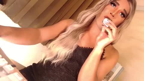 Snapshot of velvet_fux chatting on 12/19/24, 05:29 Richy will make you fall in love online show from 12/19/24, 05:29