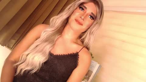 Snapshot of velvet_fux chatting on 12/19/24, 08:34 Richy will make you fall in love online show from 12/19/24, 08:34