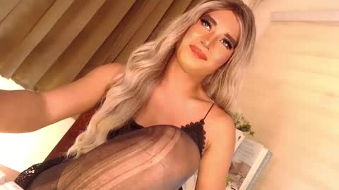 Snapshot of velvet_fux chatting on 12/20/24, 09:28 Richy will make you fall in love online show from 12/20/24, 09:28