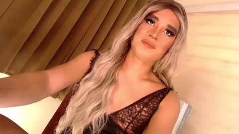 Snapshot of velvet_fux chatting on 12/21/24, 08:00 Richy will make you fall in love online show from 12/21/24, 08:00