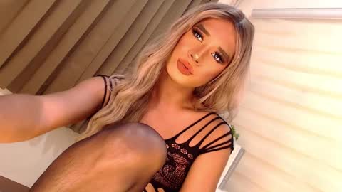 Snapshot of velvet_fux chatting on 01/26/25, 10:35 Richy will make you fall in love online show from 01/26/25, 10:35