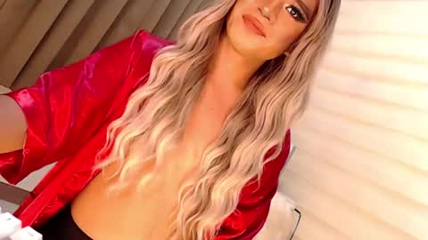 Snapshot of velvet_fux chatting on 02/01/25, 12:51 Richy will make you fall in love online show from 02/01/25, 12:51