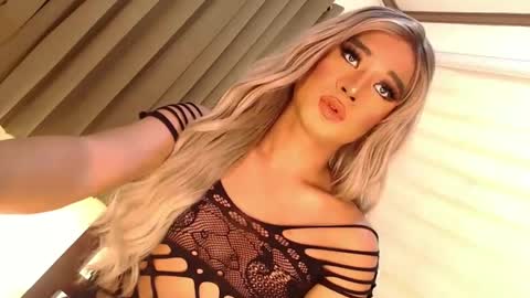 Snapshot of velvet_fux chatting on 02/06/25, 09:53 Richy will make you fall in love online show from 02/06/25, 09:53