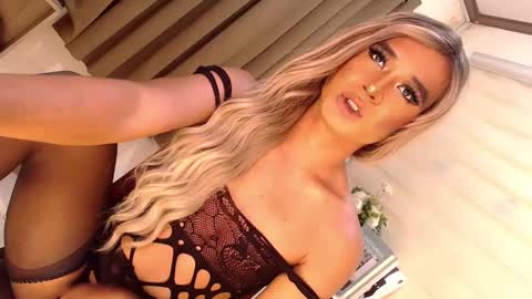 Snapshot of velvet_fux chatting on 02/15/25, 12:59 Richy will make you fall in love online show from 02/15/25, 12:59