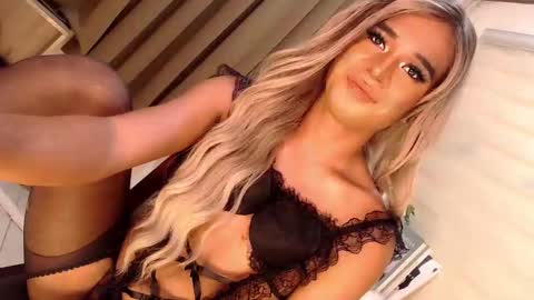 Snapshot of velvet_fux chatting on 02/15/25, 08:43 Richy will make you fall in love online show from 02/15/25, 08:43