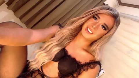 Snapshot of velvet_fux chatting on 02/17/25, 08:15 Richy will make you fall in love online show from 02/17/25, 08:15