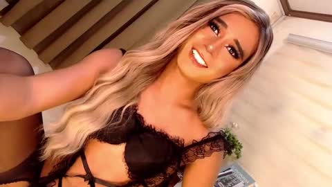 Snapshot of velvet_fux chatting on 02/23/25, 10:20 Richy will make you fall in love online show from 02/23/25, 10:20