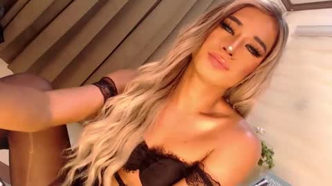 Snapshot of velvet_fux chatting on 03/02/25, 10:48 Richy will make you fall in love online show from 03/02/25, 10:48